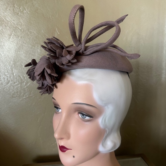 ELABORATE 1940s\' TAUPE TILT FELT HAT WITH FELT \